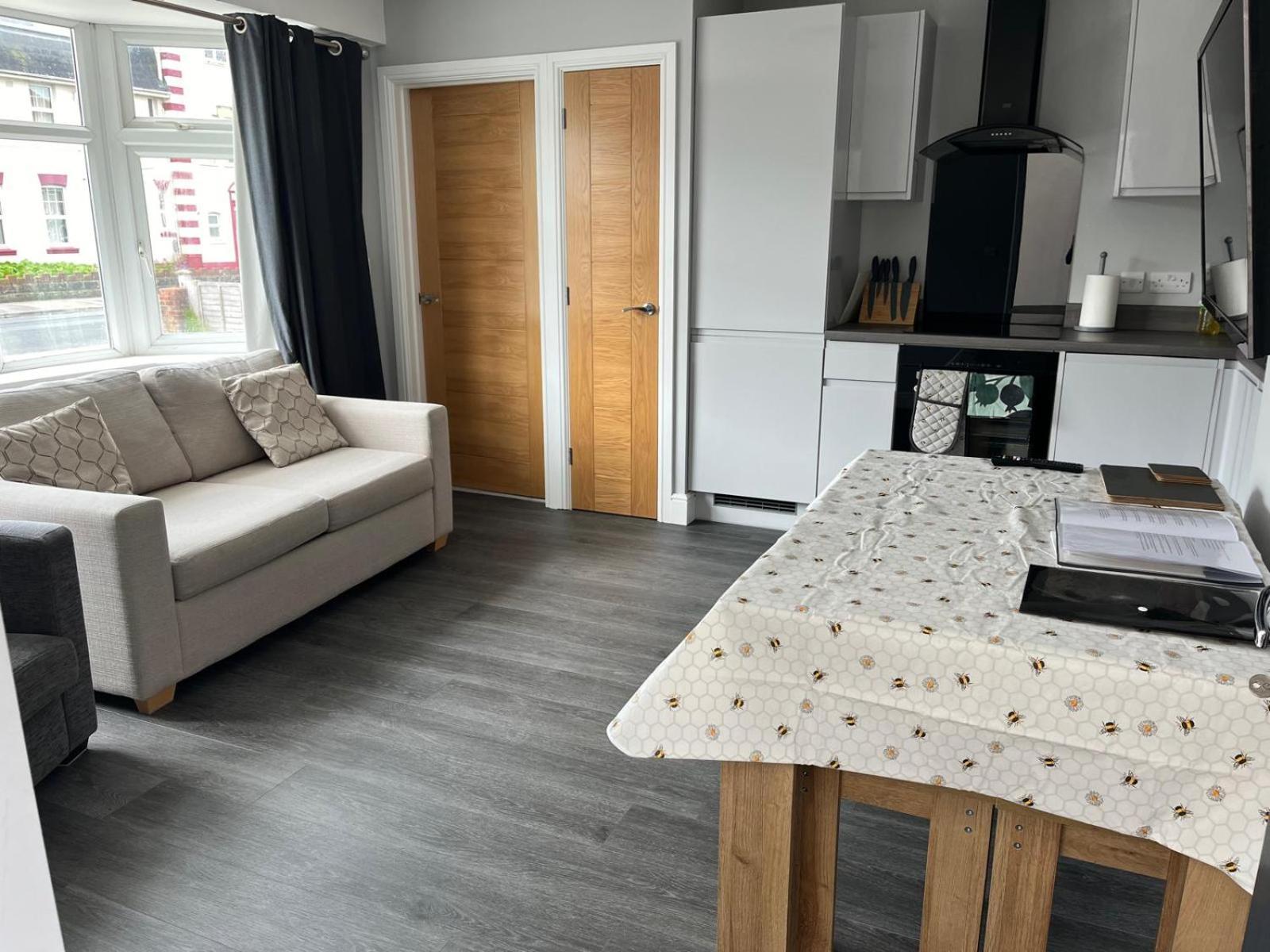 1 Bedroom Ground Floor Appartamento